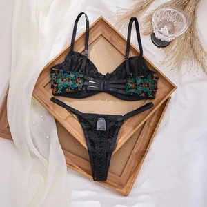Ensemble lingerie luxe en dentelle noire avec broderie florale et dos multi-brides