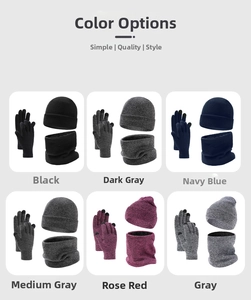 Dettaglio set invernale con berretti, sciarpe e guanti touch disponibili in sei colori