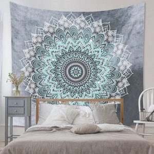 Vue détaillée du motif mandala complexe sur une grande tapisserie murale décorative