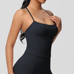 Vista laterale della canotta da yoga nera aderente con spalline sottili e reggiseno