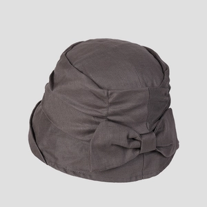 Detalle de un elegante sombrero de sol en lino gris oscuro con lazo lateral decorativo