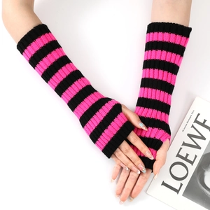 Dettaglio di scaldabraccia a righe rosa e nere in maglia con trama a coste e design senza dita