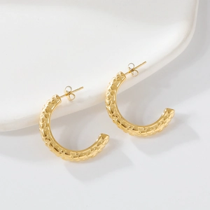 Boucles d'oreilles minimalistes en acier inoxydable doré en C avec texture martelée
