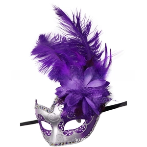 Dettaglio della maschera piumata viola con fiori di seta e rifiniture in strass brillanti