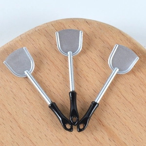 Driedelige miniatuur spatelset voor poppenhuis met zilveren koppen op houten basis