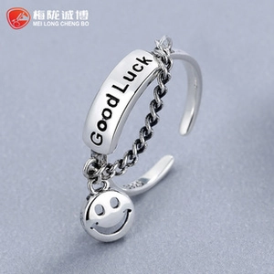 Detailansicht des S925 Silberrings mit Good Luck Gravur und Smiley-Anhänger Design