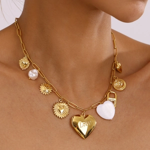 Collier en acier doré avec médaillon cœur et perles, pendentifs multiples élégants