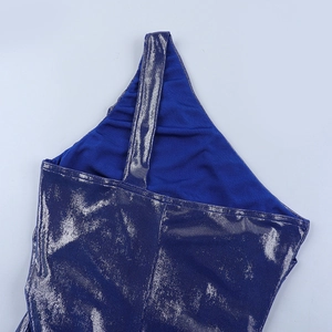 Detail eines marineblauen One-Shoulder-Kleides mit funkelnder silberner Textur