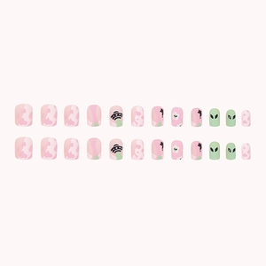 Faux ongles rose et vert avec motifs d'extraterrestres, OVNI et imprimé vache