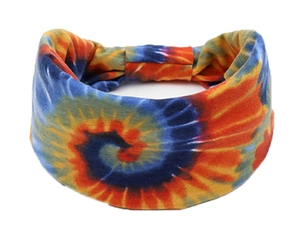 Détail d'un bandeau de yoga large avec motif tie-dye coloré sur textile blanc doux