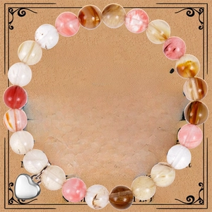 Détail du bracelet en perles de pierre naturelle avec pendentif cœur sur carte cadeau