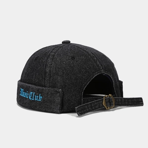 Détail du bonnet miki en denim avec broderie Masi Club et boucle arrière en métal