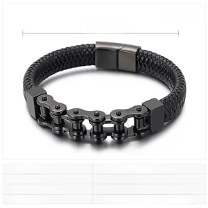 Détail du bracelet gourmette vélo pour homme en acier inoxydable et cuir tressé noir avec fermoir
