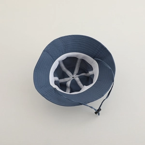Détail de la doublure en maille respirante et du cordon ajustable sur le chapeau enfant