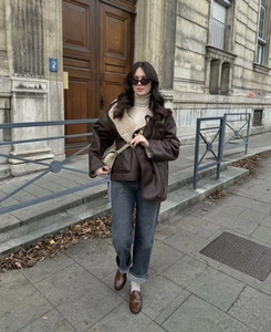 Vue street style d'une veste de motard en similicuir marron avec doublure en peau lainée