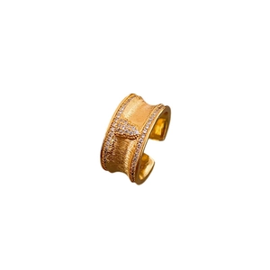 Anello a fascia larga placcato oro vintage con zircone a zucca e finitura spazzolata