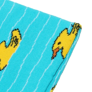 Texture a maglia dettagliata del berretto invernale azzurro con ricamo a papera