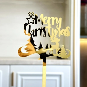 Gros plan de la décoration de gâteau de Noël en acrylique miroir doré avec renne