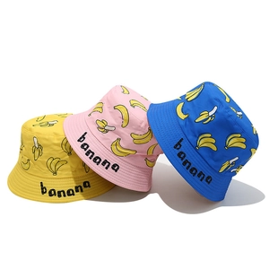 Chapeaux bob réversibles pour enfants avec motifs bananes en jaune, rose et bleu