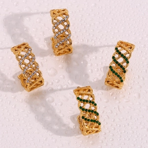 Boucles d'oreilles créoles dorées forme C avec pierres vertes et zircons blancs