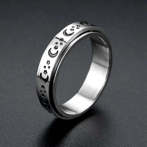 Bague rotative en acier titane poli avec étoiles et lune gravées sur l'anneau extérieur