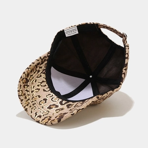 Dettaglio dell'interno del cappello leopardato con etichetta di lavaggio 100% poliestere