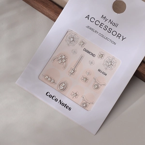 5D-Nagelsticker mit Goldfolie, K9-Kristallschmuck und metallischen Silberakzenten