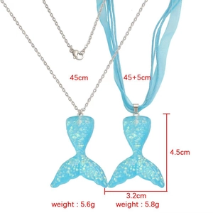 Collier sirène bleu dégradé avec styles de chaîne et ruban et dimensions détaillées