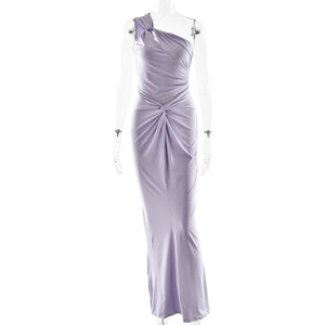 Détail de la robe une épaule violet clair avec tissu scintillant et nœud à la taille