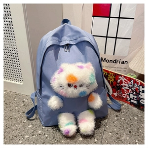 Dettaglio dello zaino in nylon azzurro con un gatto di peluche 3D colorato