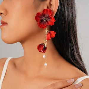 Detailansicht langer roter Stoffblumen-Ohrringe mit weißen Perlen am Model