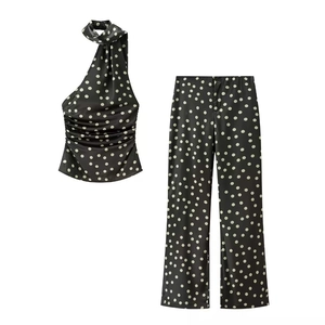 Elegantes schwarzes Polka-Dot-Satin-Set mit Neckholder-Top und weitem Bein Hosen
