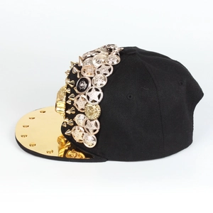 Cappellino snapback a tesa piatta con borchie dorate ed emblema testa di leone