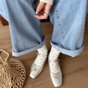 Chaussettes crème à pois avec chaussures Mary Jane argentées et jean en denim