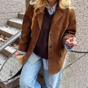 Veste blazer pour femme en daim marron avec col à revers dans un style rétro urbain