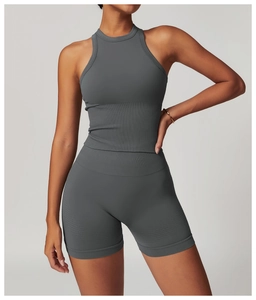 Détail de l'ensemble de yoga gris côtelé sans couture avec haut dos nageur et short