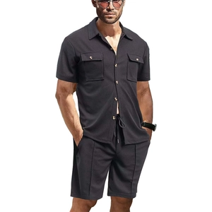 Detalle del tejido tipo gofre gris oscuro en el bolsillo de la camisa y pantalones cortos