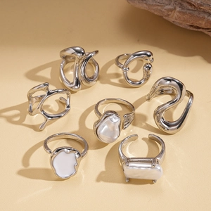 Détails de 7 bagues argentées minimalistes avec accents de perles et texture lave