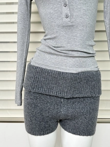 Détail de la maille grise et du col boutonné d'un t-shirt Henley à manches longues