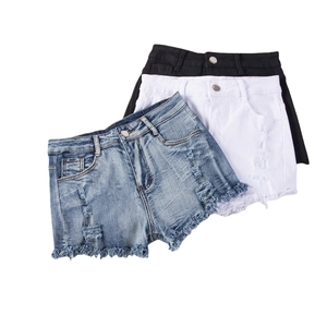 Pantaloncini di jeans a vita alta neri, bianchi e azzurri con orlo strappato e sfrangiato