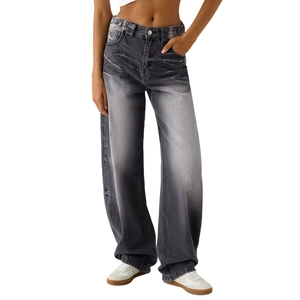Détail d'un jean large gris foncé à taille haute avec texture délavée vintage