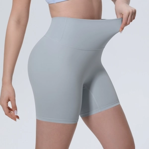 Gros plan du short de yoga taille haute montrant l'élasticité du tissu et le maintien