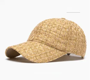 Gros plan détaillé de la casquette en tweed kaki avec des fils dorés métallisés brillants