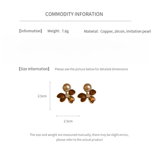Vue détaillée de boucles d'oreilles fleurs avec zircons, perles et dimensions précises