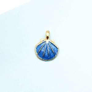 Makroaufnahme von blauem Emaille-Jakobsmuschel-Anhänger mit goldenen Rändern für DIY-Schmuck