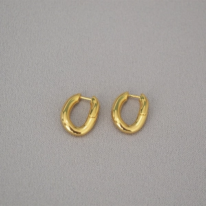 Pendientes de latón dorado en forma de U con diseño retorcido minimalista y acabado pulido