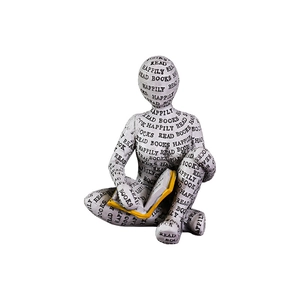 Scultura di lettore nordico in resina con scritte nere e libro giallo per decoro moderno