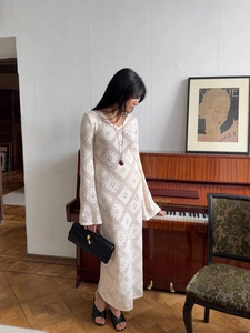 Elegante abito lungo in maglia bianco avorio a maniche lunghe con trama jacquard
