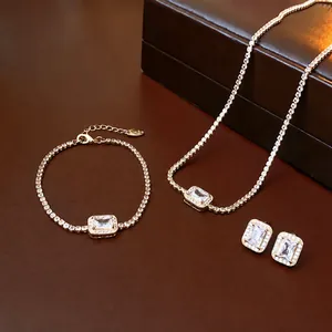 Elegante goudkleurige sieradenset met vierkante smaragdgeslepen zirkonia en kristallen