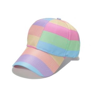 Regenbogen Gestreifte Baseballkappe in Pastellfarben mit weißen Nähten und Schirm